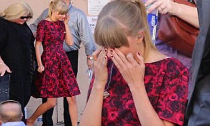 Taylor Swift Confirms Positive for